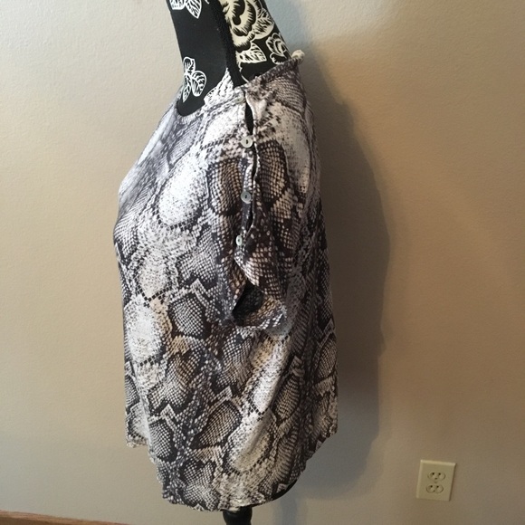 CHRISTIAN SIRIANO NY M SNAKE PRINT BUTTON SHOULDERS DETAILING TOP - Picture 2 of 12